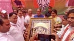 मथुरा। उत्तर प्रदेश प्रभारी राधामोहन सिंह का स्वागत करते भाजपा पदाधिकारी।