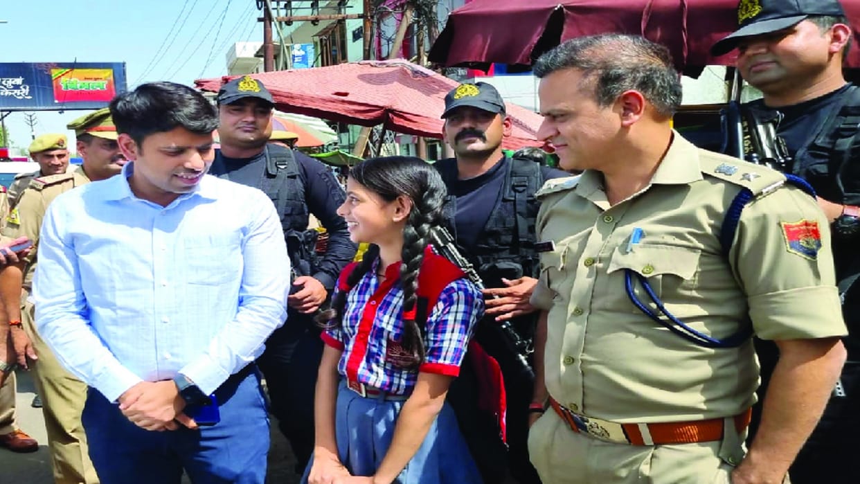 When the student of class VII stopped the convoy of DM and SSP, told the officers about the matter