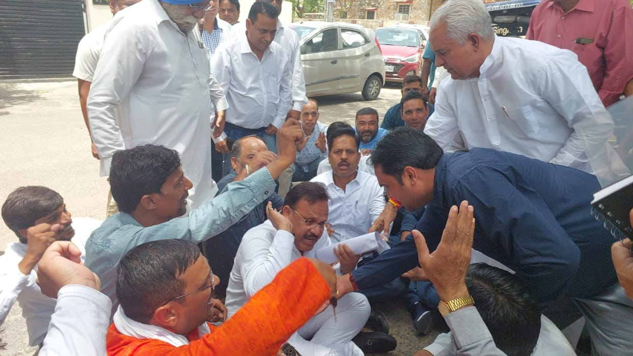 Congress MLA Amin Kagzi protested against Minister Parsadi Lal Meena regarding transfer policy