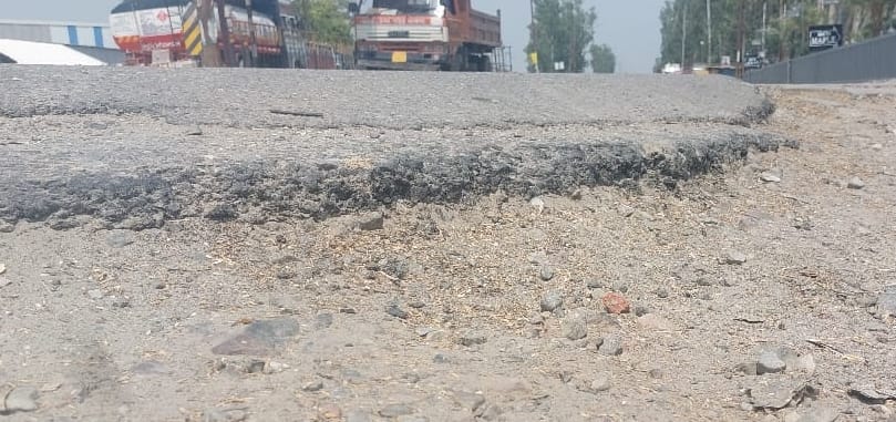 No indicators to prevent accidents on the highway, potholes in many places