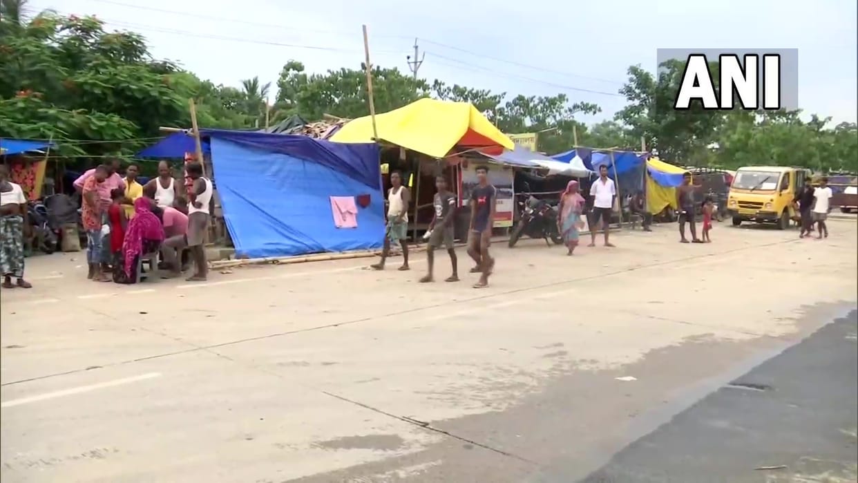Assam Flood Update People Situation Remains Concerning Families Living on Roads News in Hindi