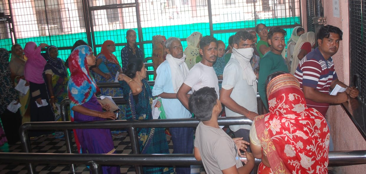 Hathras: Uncountable disturbances in district hospital, treatment is difficult