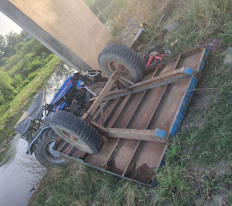 Tractor-trolley fell into the river by breaking the railing of the bridge