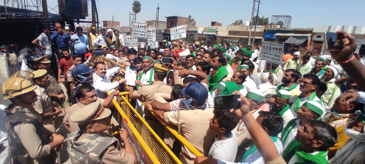 Farmers roared at the Collectorate in protest against the Agneepath scheme