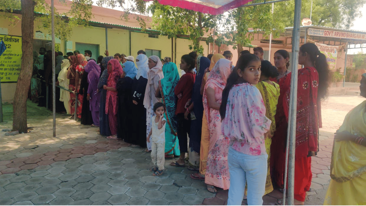 MP Panchayat chunav: 45 percent voting till 2 pm in three-tier panchayat in the state