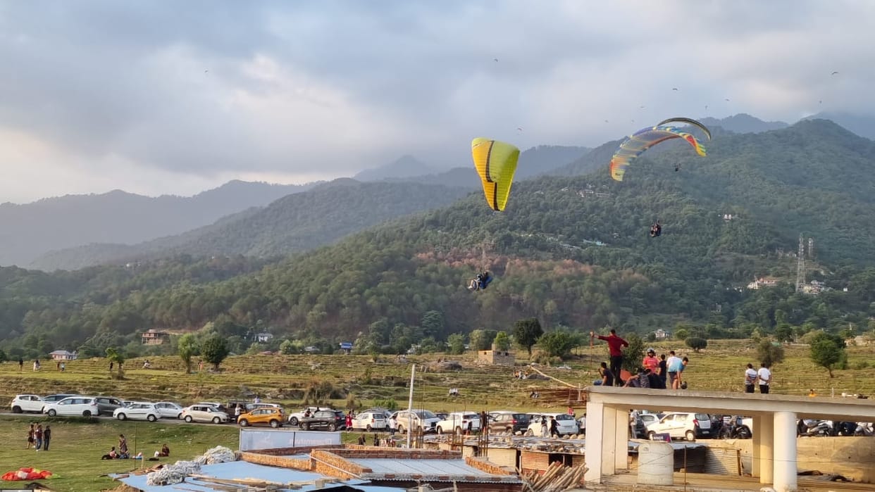 Crowd of tourists gathered in Bir Billing over the weekend