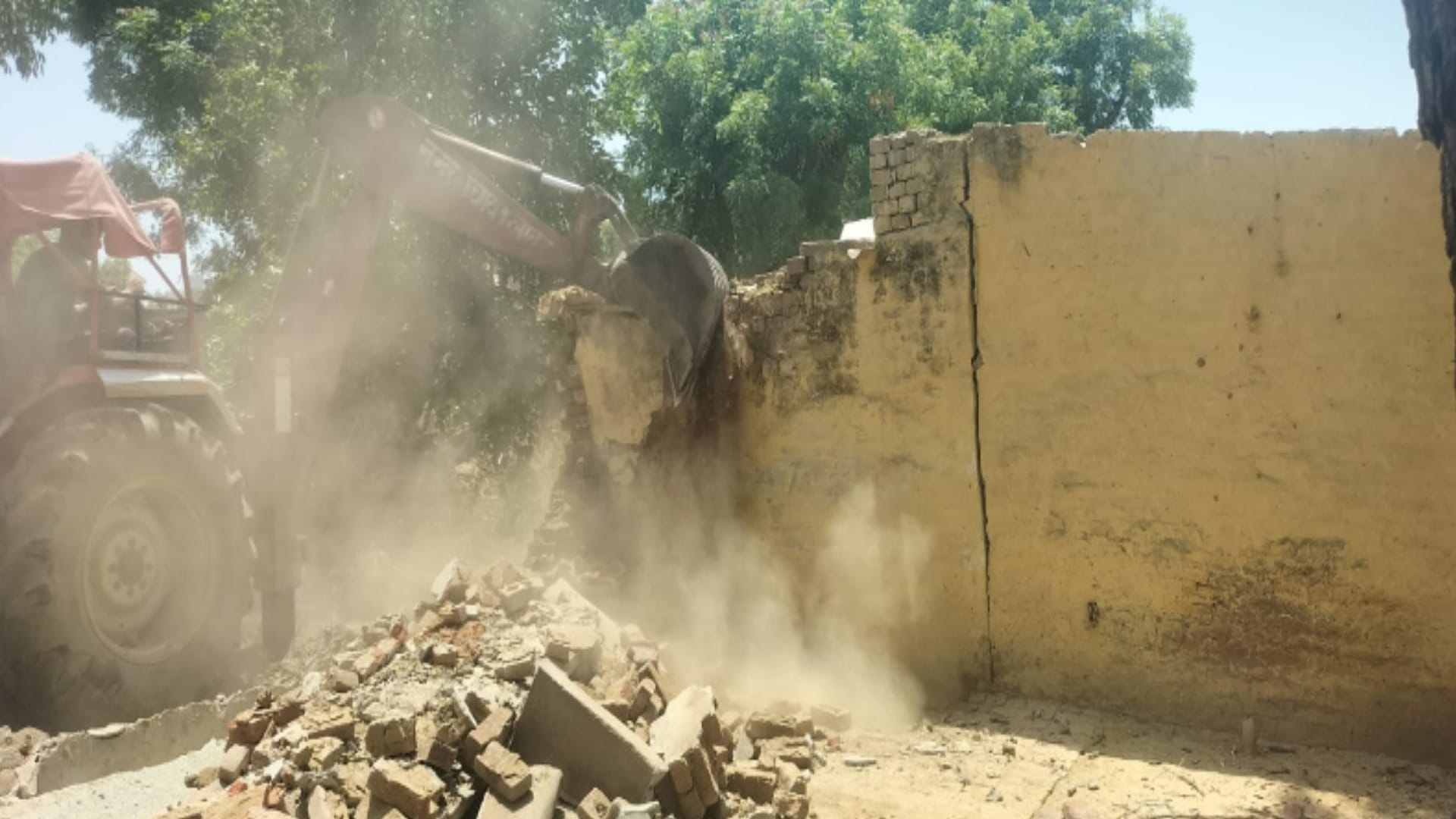 Big Action: illegal house made on ponds land demolished by Bulldozer in Mawana Meerut
