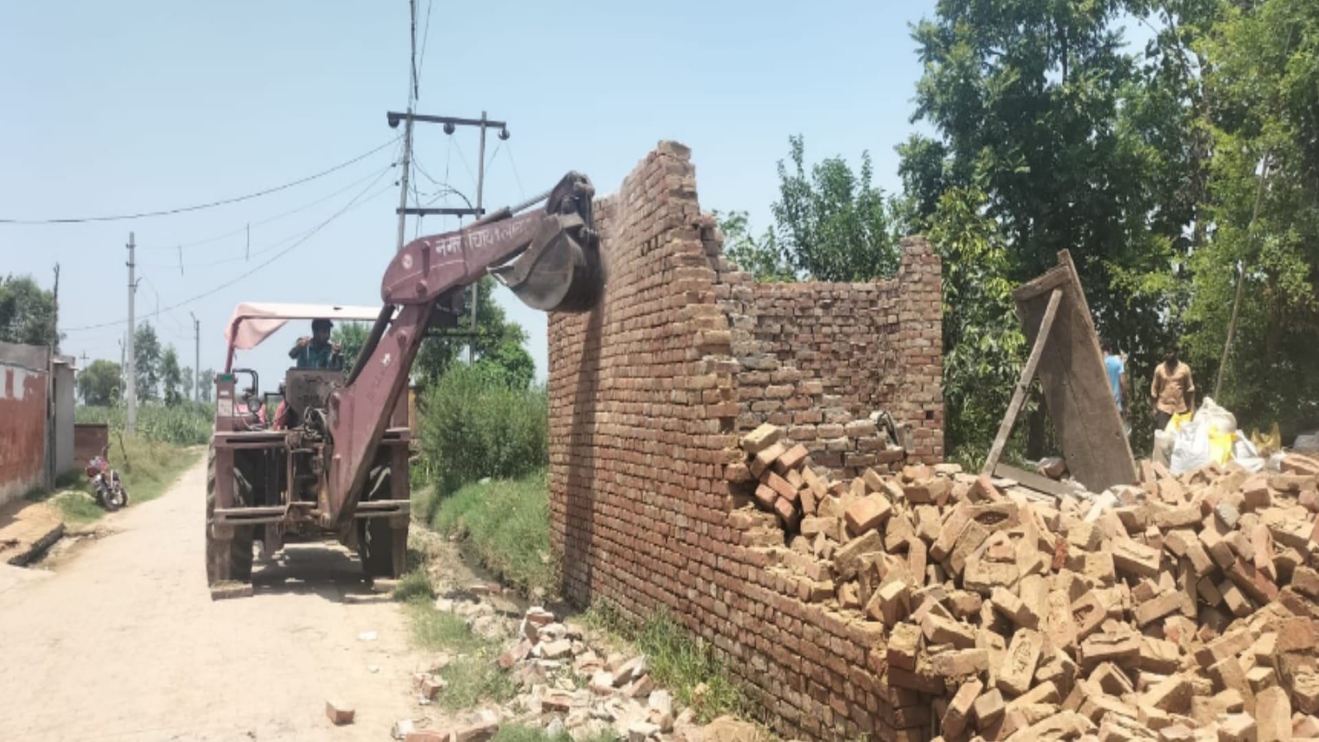 Big Action: illegal house made on ponds land demolished by Bulldozer in Mawana Meerut