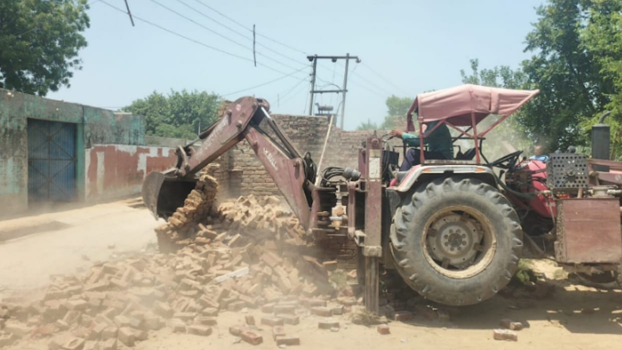 Big Action: illegal house made on ponds land demolished by Bulldozer in Mawana Meerut