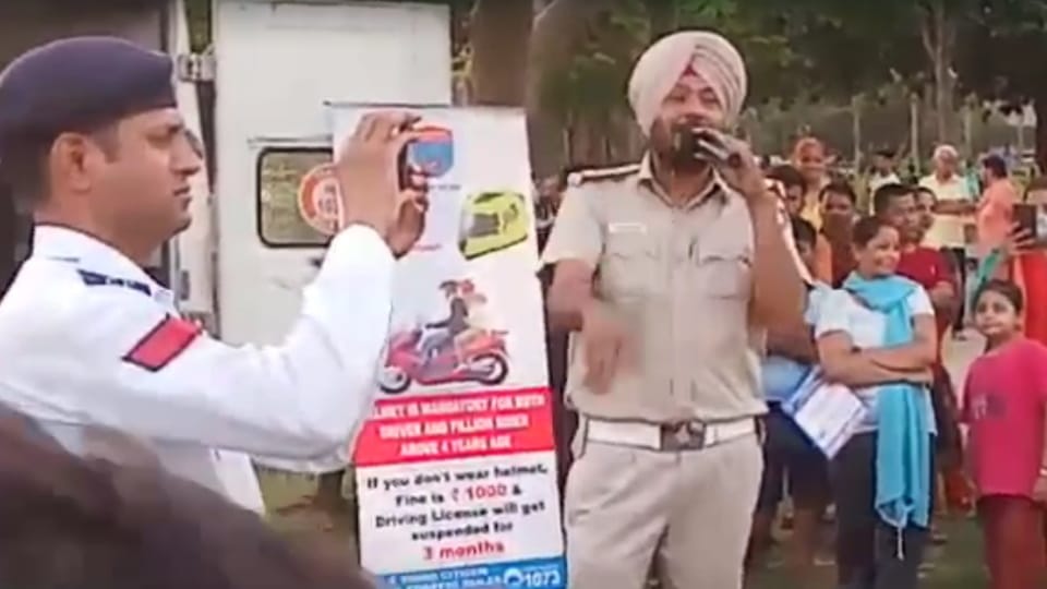 Chandigarh traffic police Sub Inspector sang to tune of Sidhu Moosewala song and made people aware of traffic rules