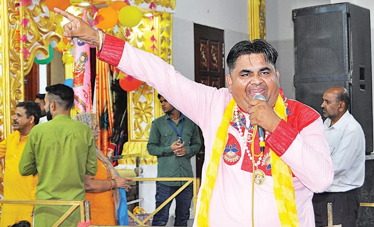 Devotees dance on the song of Mohe Lagi Lagan Khatu Shyam