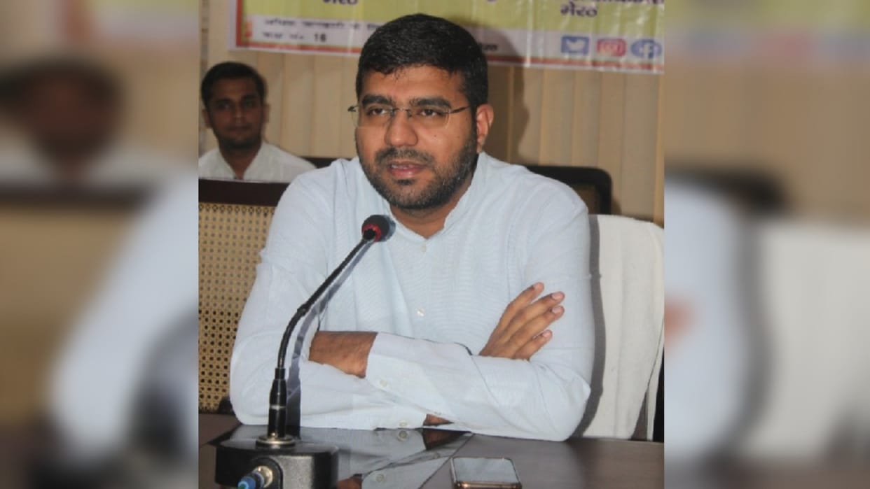 Fraud in Meerut : Gifts asked from officials by showing DM Meerut picture on WhatsApp DP