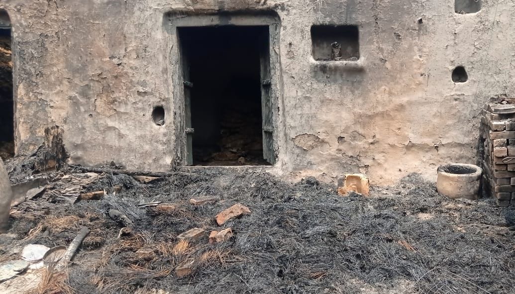 hardoi news,Household ashes of three houses due to fire
