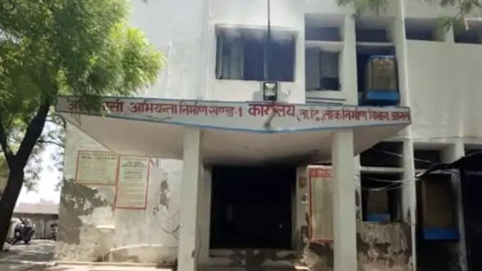 Fire break out the record room of PWD office in agra