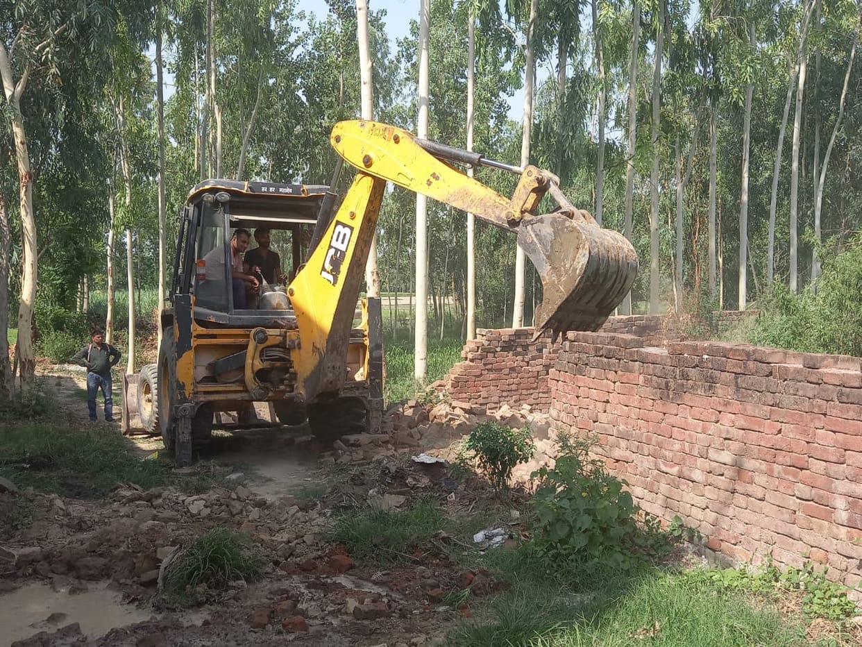 Encroachment demolished in Barsa with the help of JCB