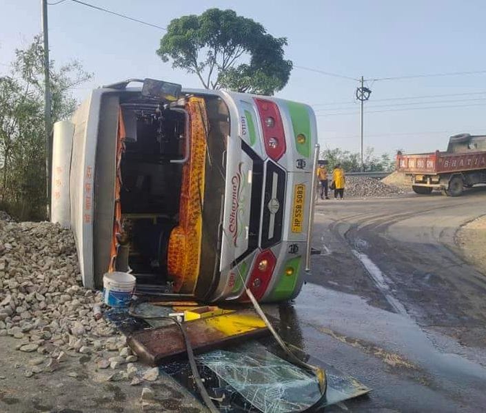 A bus full of baraatis overturned on the road, 14 injured