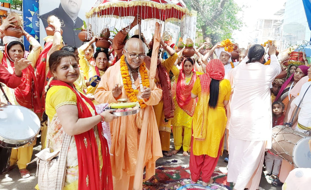 Kalash Yatra taken out in the city before the ShriMad Bhagwat Katha