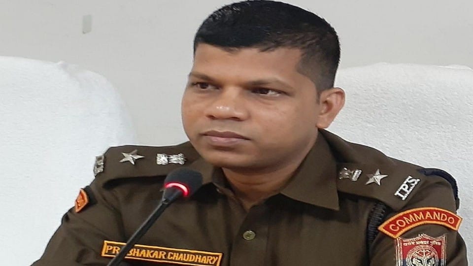 ssp prabhakar chaudhary became common man to know the reality of illegal auto stand in Bareilly