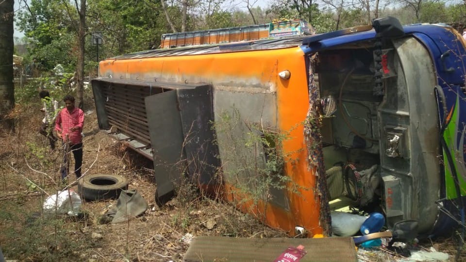 Indore Accident News: Bus overturned on Khandwa road, many passengers injured, Collector gave instructions for action against the travel owner
