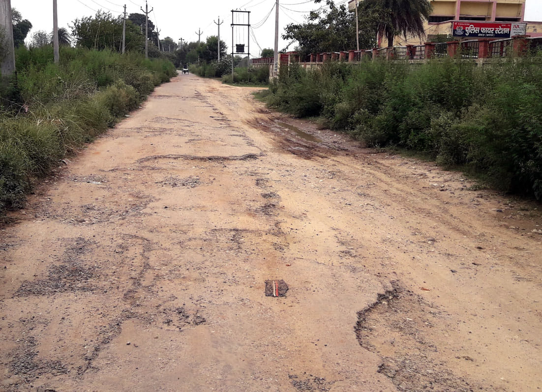 Dundahera road turned into potholes, increased problems of villagers