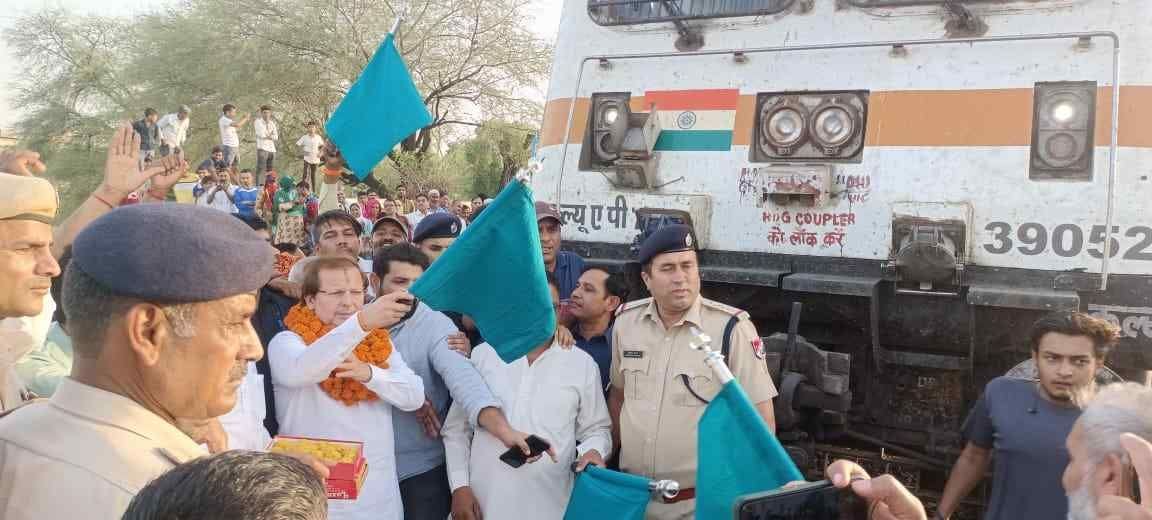 Gorakhdham Express halted at Kalanaur station