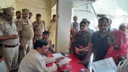 कमालगंज थाने में हुए समाधान दिवस में फरियादें सुनते सांसद मुकेश राजपूत व सीओ रविंद्र नाथ । संवाद