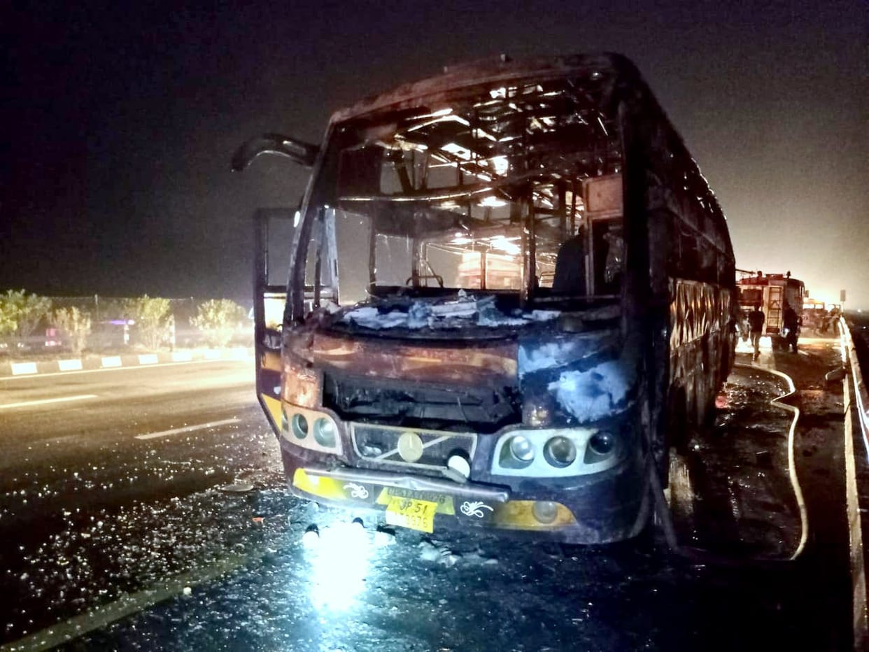 Sleeper bus became a fireball in Kannauj, 120 passengers narrowly escaped, accident occurred due to short circuit in AC