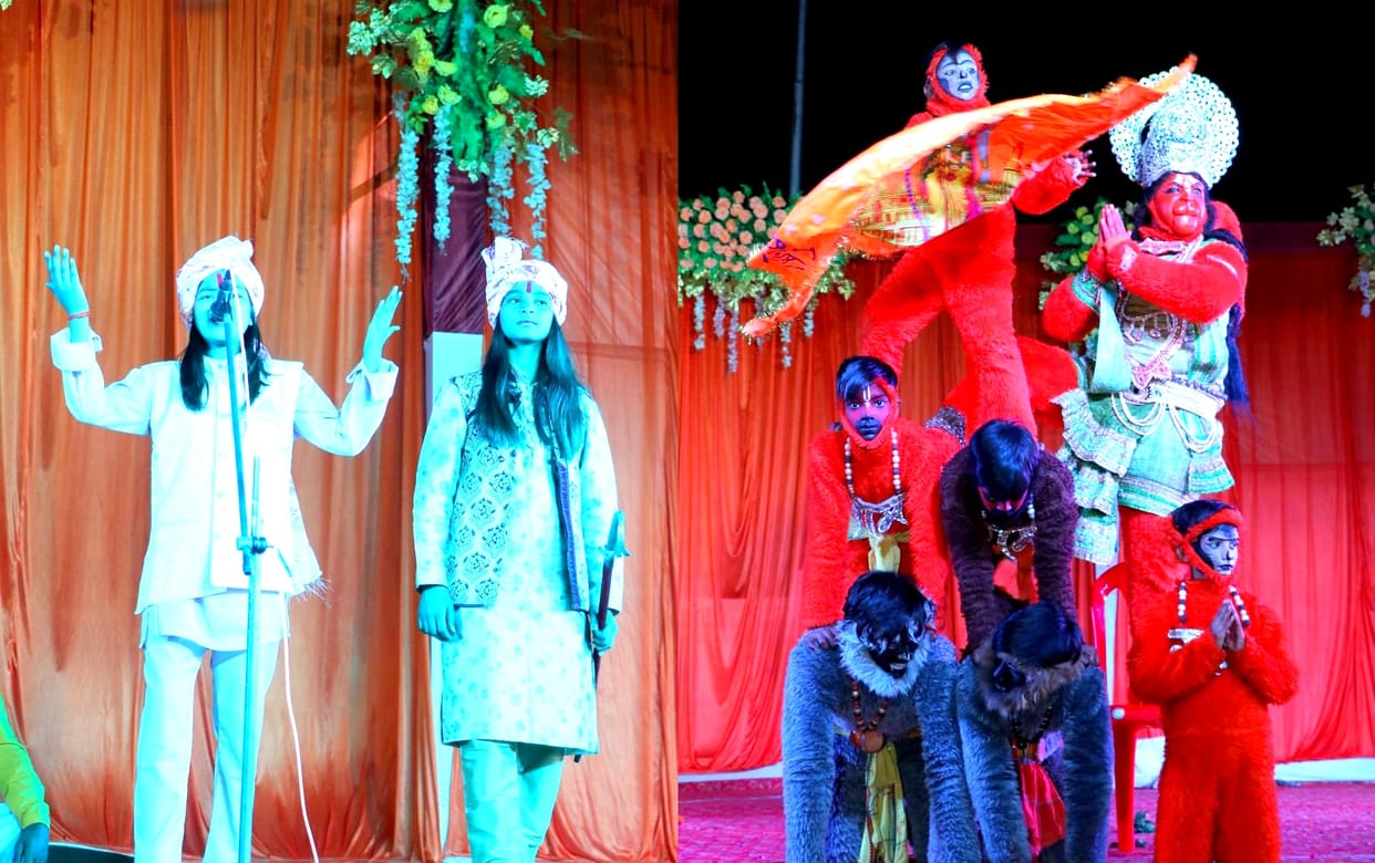 Bundelkhand Shaurya Utsav, Two sisters tied together by singing Alha, narrated the description of 52 battles of Alha-Udal