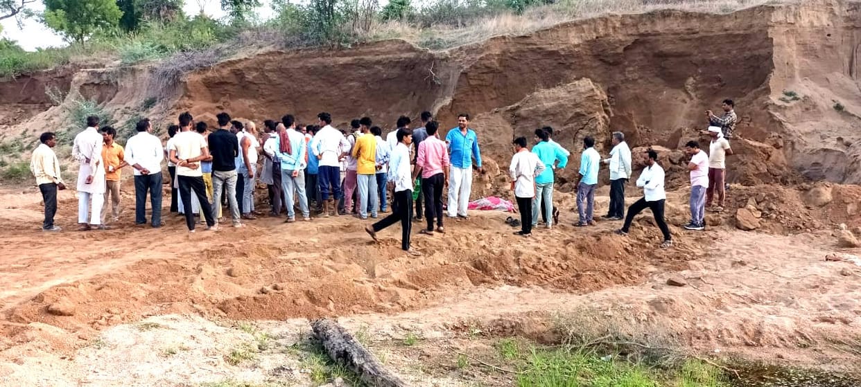 Worker dies due to sand dune collapse in Mahoba, angry family jammed the highway