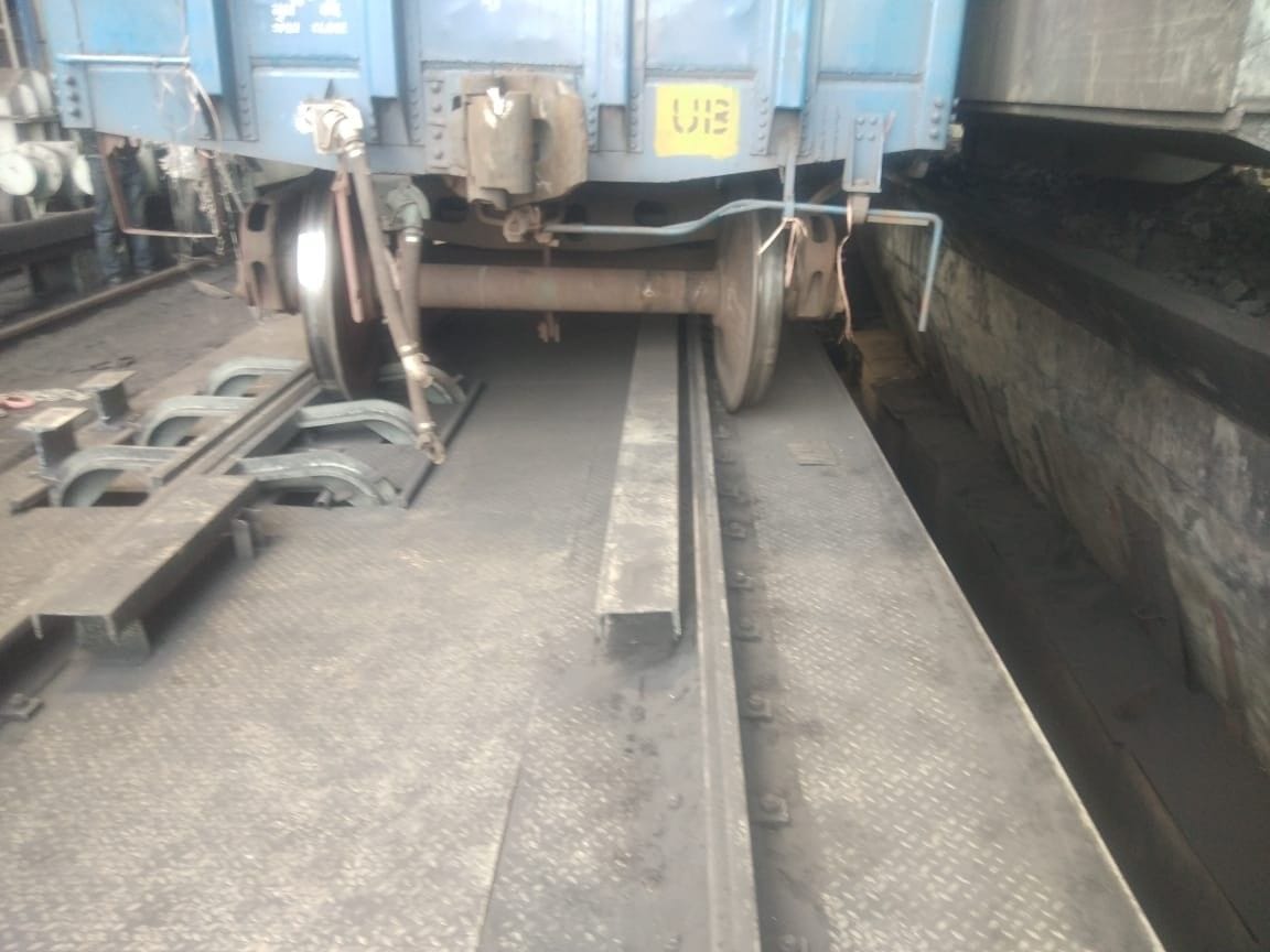 Two wheels of goods train derailed in Kasimpur