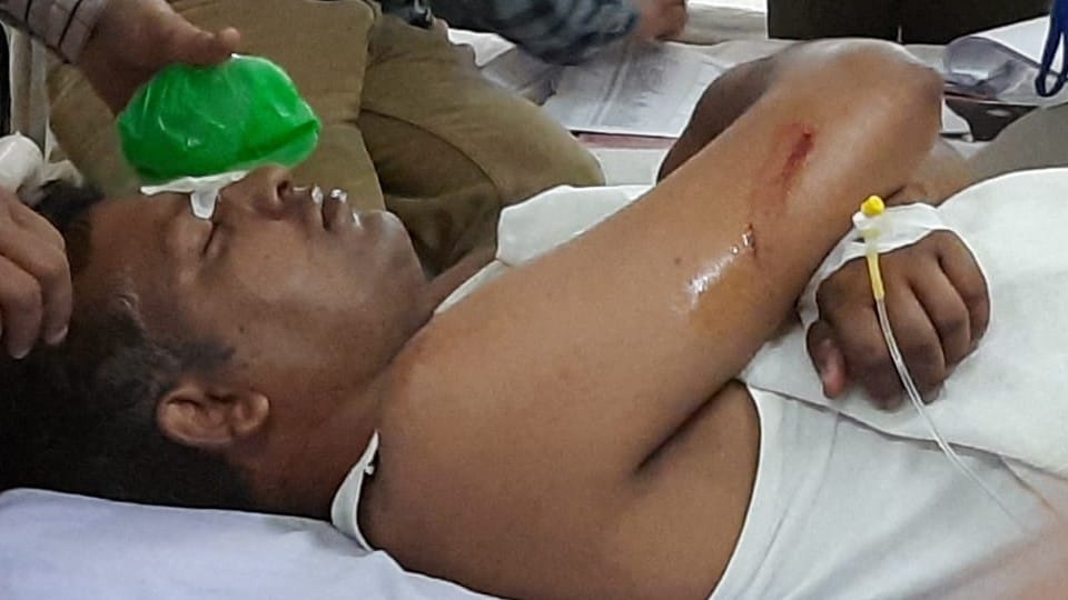 मतपेटी लूटने की फिराक में खड़ी भीड़ ने तहसीलदार पर पत्थरों से हमला कर दिया।