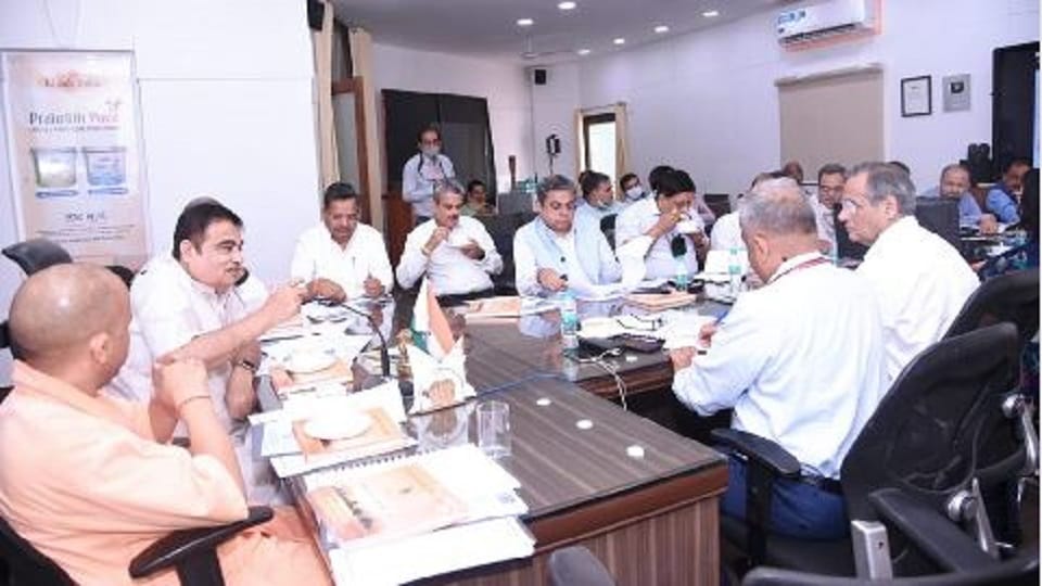 CM yogi adityanath net Union Ministers discussed Road and Operation Of Metro Train in Mathura    