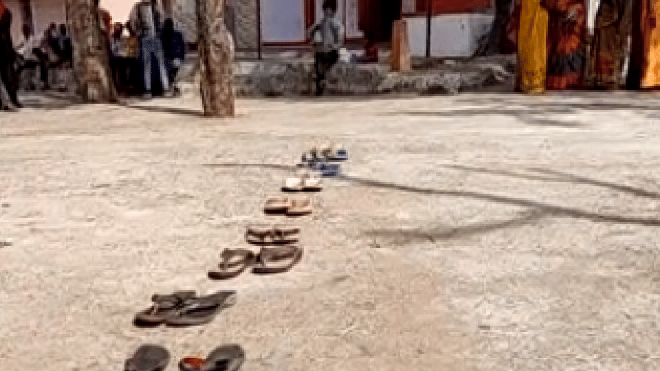 MP Panchayat Chunav: The queue of slippers outside the polling booth, you will be surprised to know the reason!
