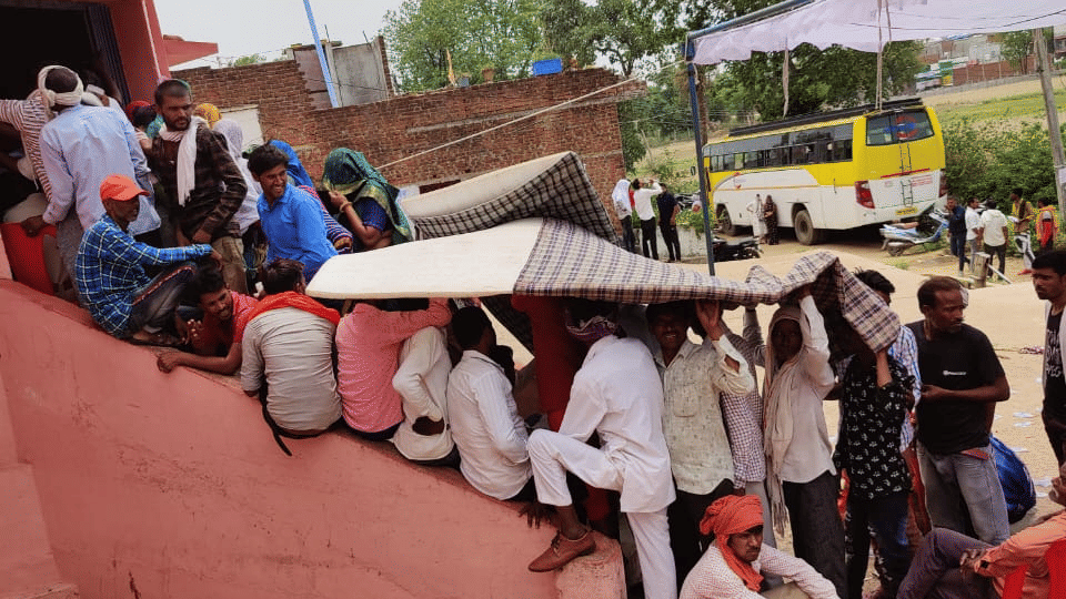 MP Panchayat Chunav: The queue of slippers outside the polling booth, you will be surprised to know the reason!