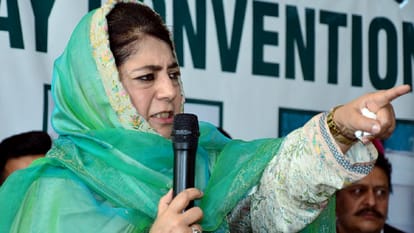 Protests in Kashmir against blocking of trucks laden with apples Jammu-Srinagar highway