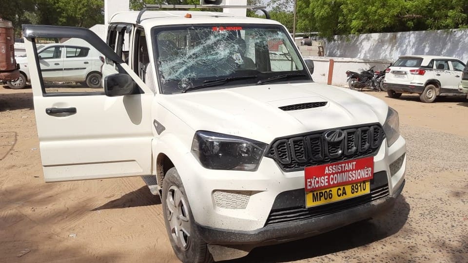 MP Panchayat chunav: Attempts to rob the ballot box in Morena, miscreants attacked the Tehsildar, broke the car