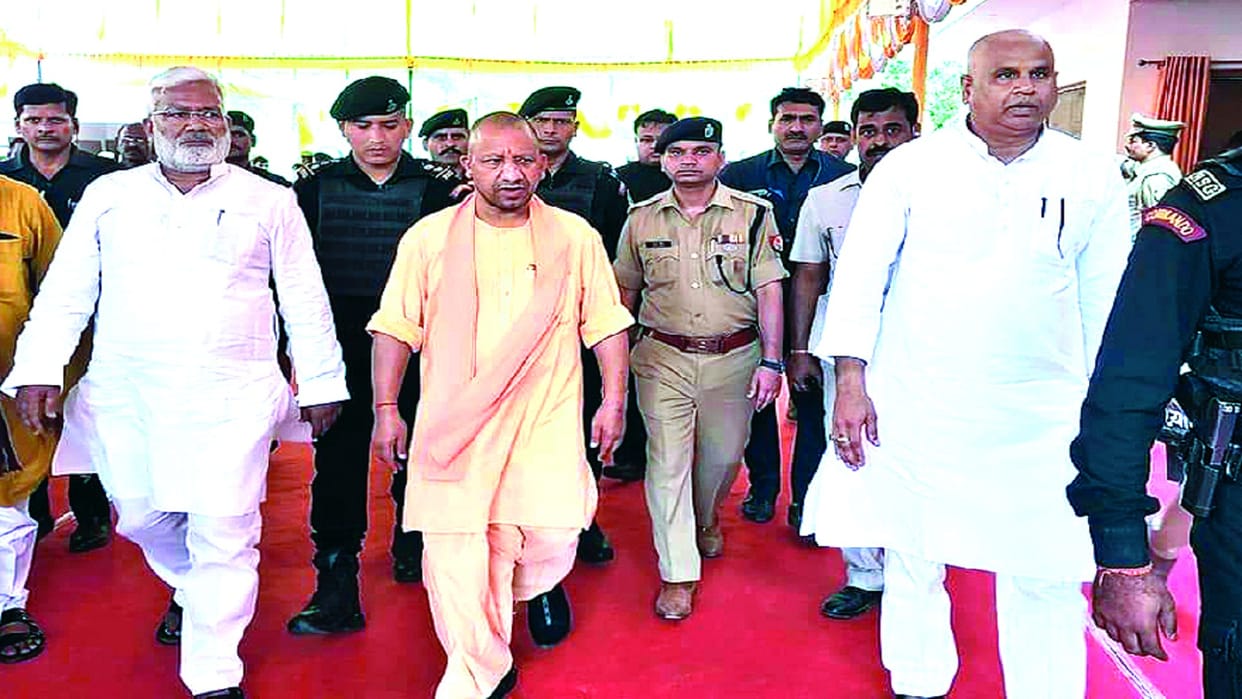 UP: Chief Minister Yogi reached Pratapgarh, paid tribute to the mother of former cabinet minister
