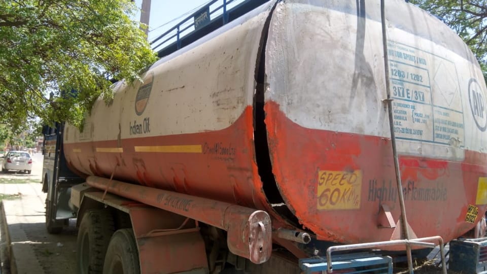 Villagers rescued cows being carried by hiding in oil tanker in Jaito 