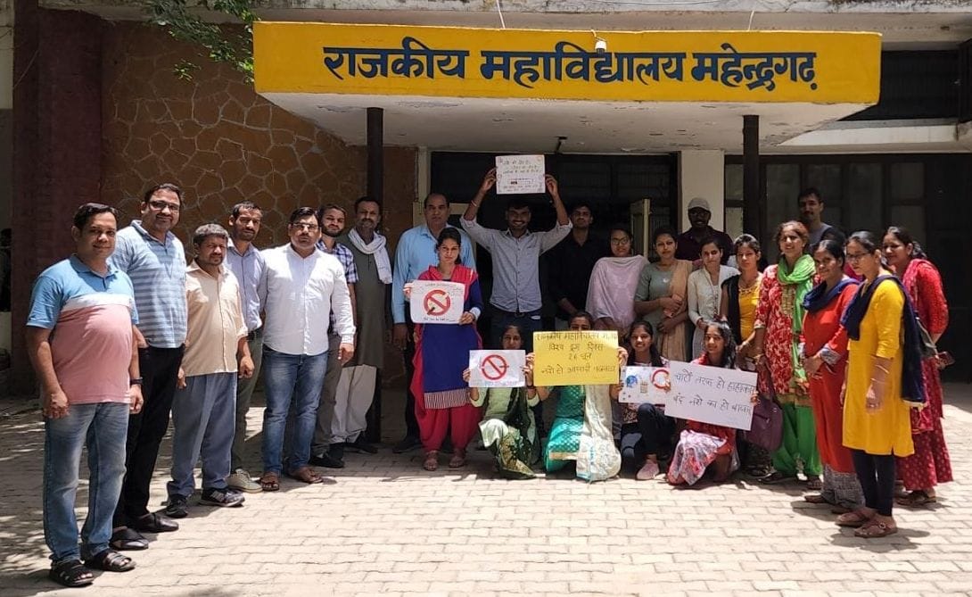 Students gave the message of not taking drugs through slogans and posters