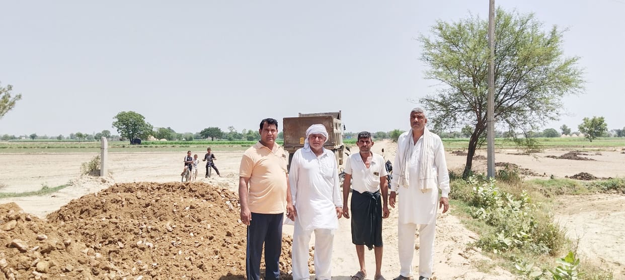 Alleged of putting less soil, the villagers stopped the construction of the road