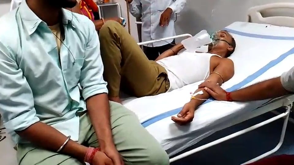 MP Panchayat Chunav: Snakes came out at polling booth in Sheopur, one got bitten, wrapped around the other's leg