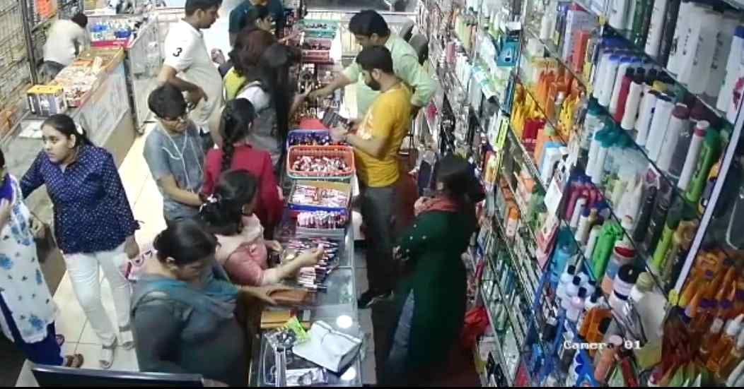 Stole the purse of a female teacher who went shopping in Model Town