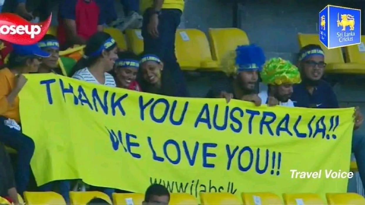 Srilankan Fans Supports Australian team for Sri lanka tour in last ODI Match