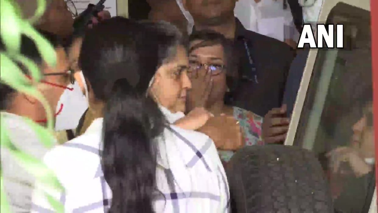 Gujarat Police at Teesta Setalvads home in Mumbai