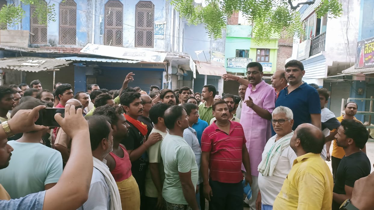 shopkeepers protest in dudhi