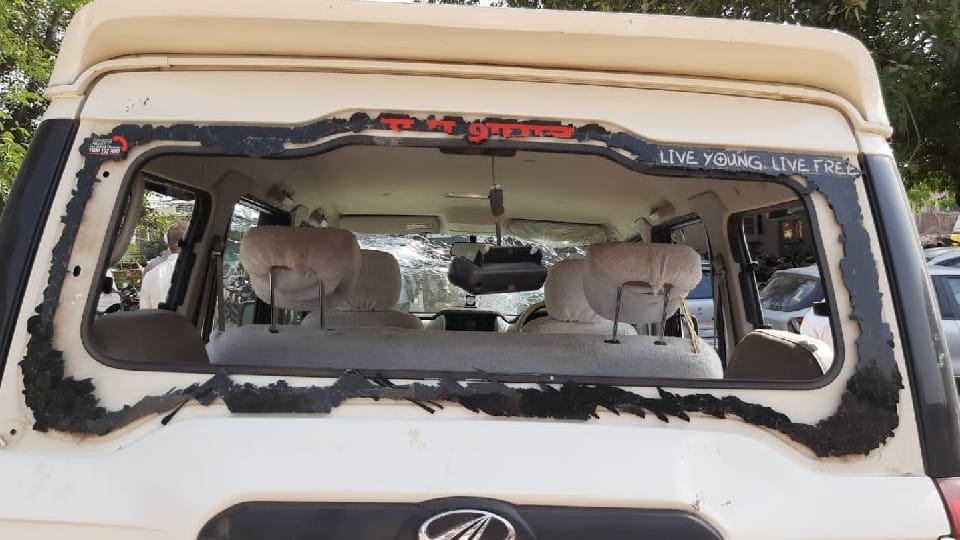 MP Panchayat chunav: Attempts to rob the ballot box in Morena, miscreants attacked the Tehsildar, broke the car