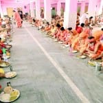 राम मंदिर में भोजन करते साधु व अन्य लोग।