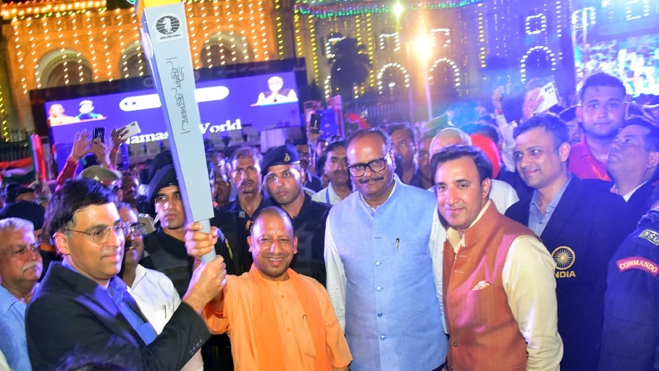 torch of chess olympiad reached lucknow cm yogi and vishwanathan anand played chess