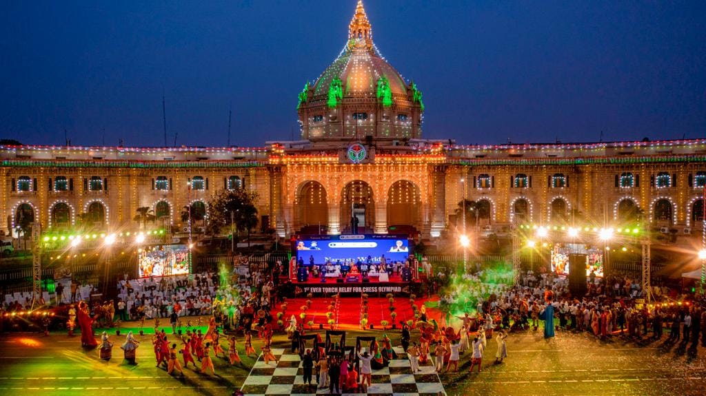 torch of chess olympiad reached lucknow cm yogi and vishwanathan anand played chess
