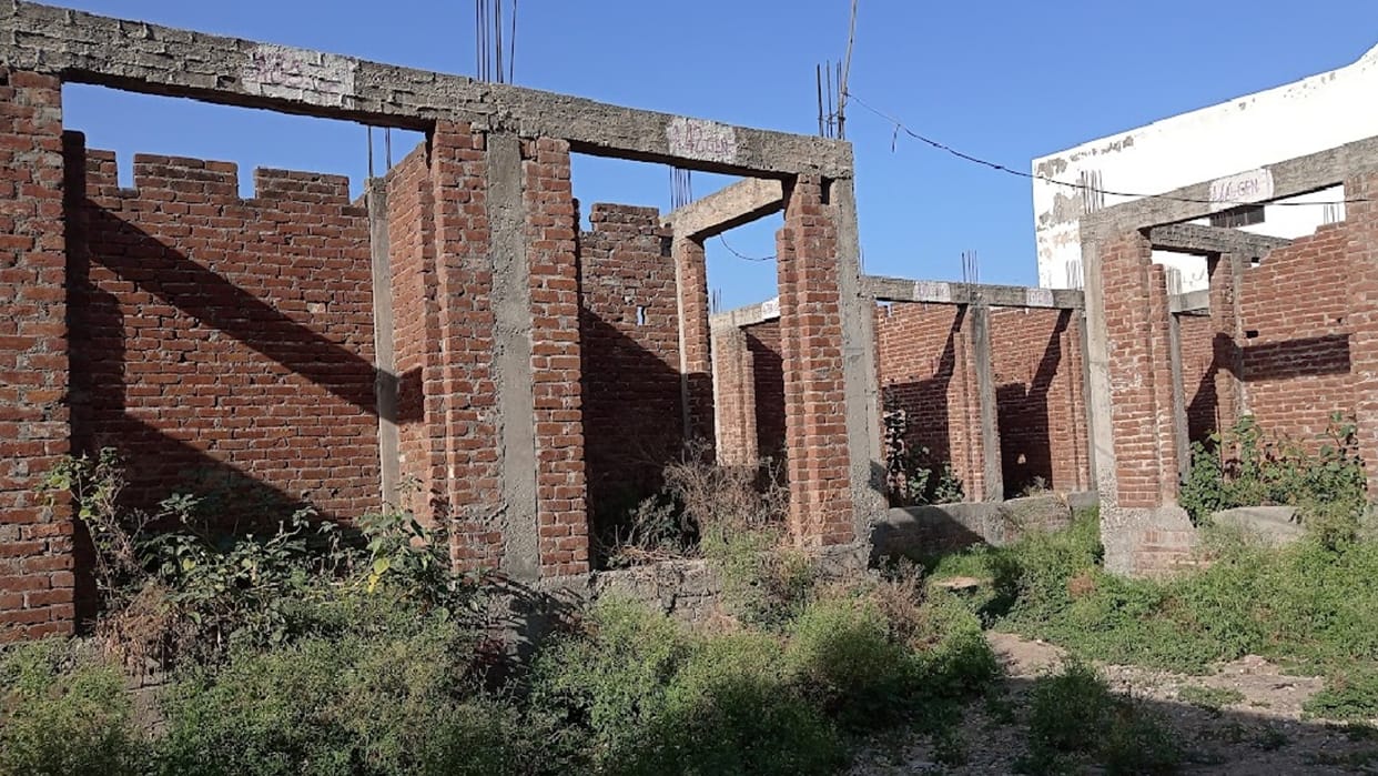 Municipal market under construction at a cost of two crores ruined, work incomplete even in eight years